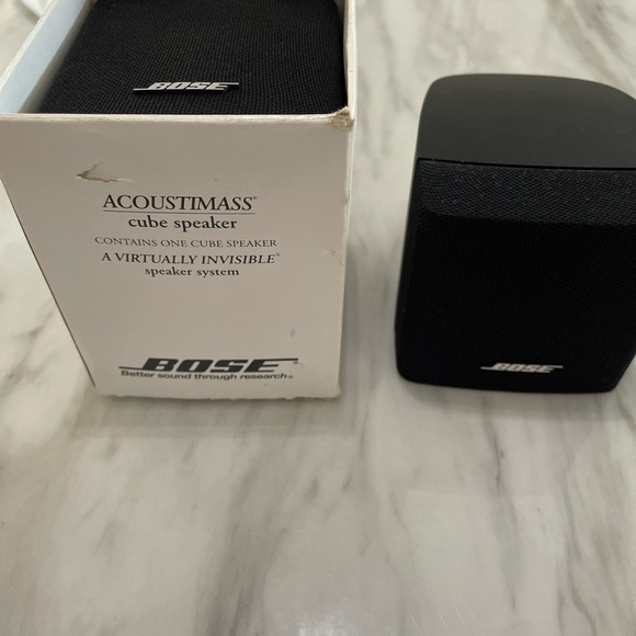 Bose Acoustimass Cube Speaker in Sleek Black - Picture 1 of 3